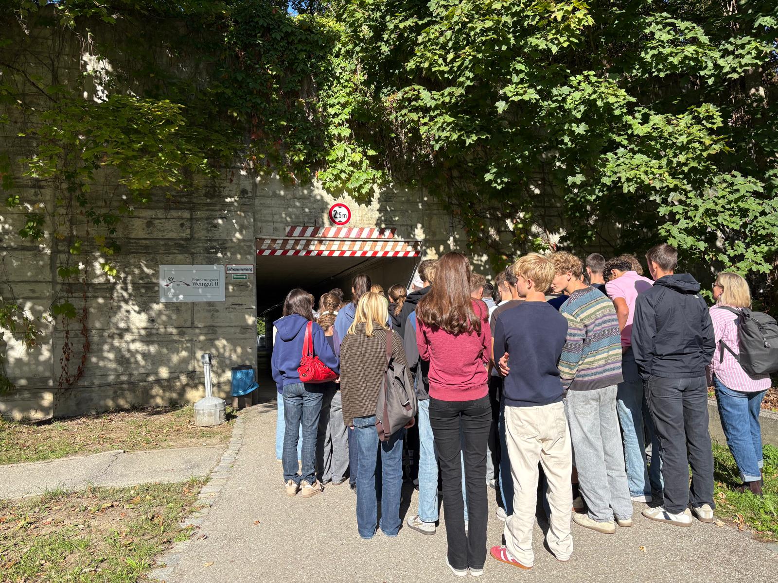 Zu sehen sind Sch&uuml;lerinnen und Sch&uuml;ler der 10. Klasse von hinten beim Eingang zur Kaserne