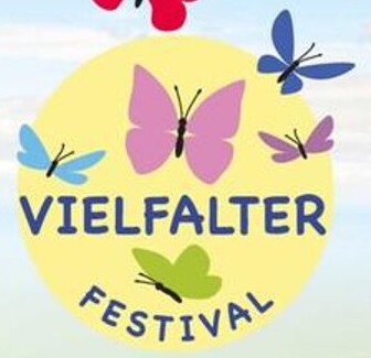 Zu sehen ist das Vielfalter Festival Logo mit Schmetterlingen