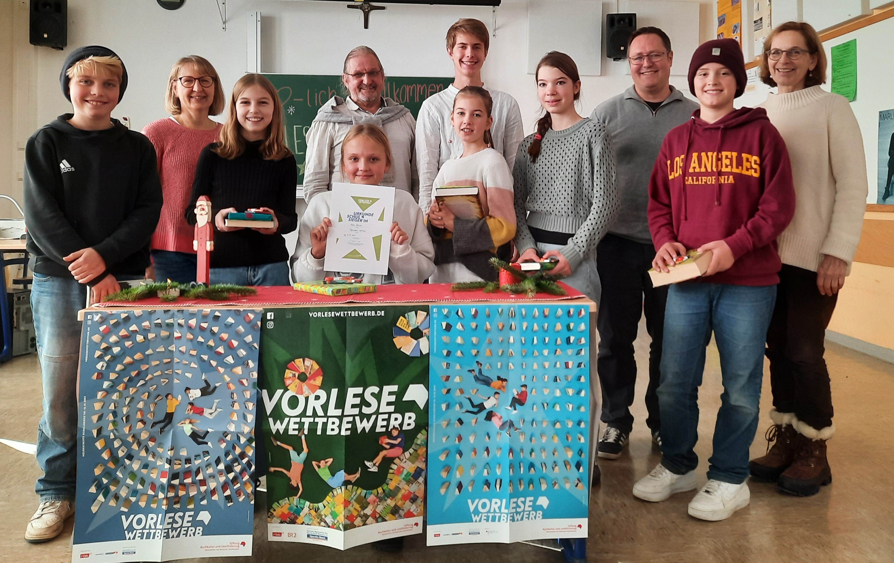 Zu sehen sind die Siegerinnen und Siegern der Klassenentscheide des Vorlesewettbewerbs in den sechsten Klassen.