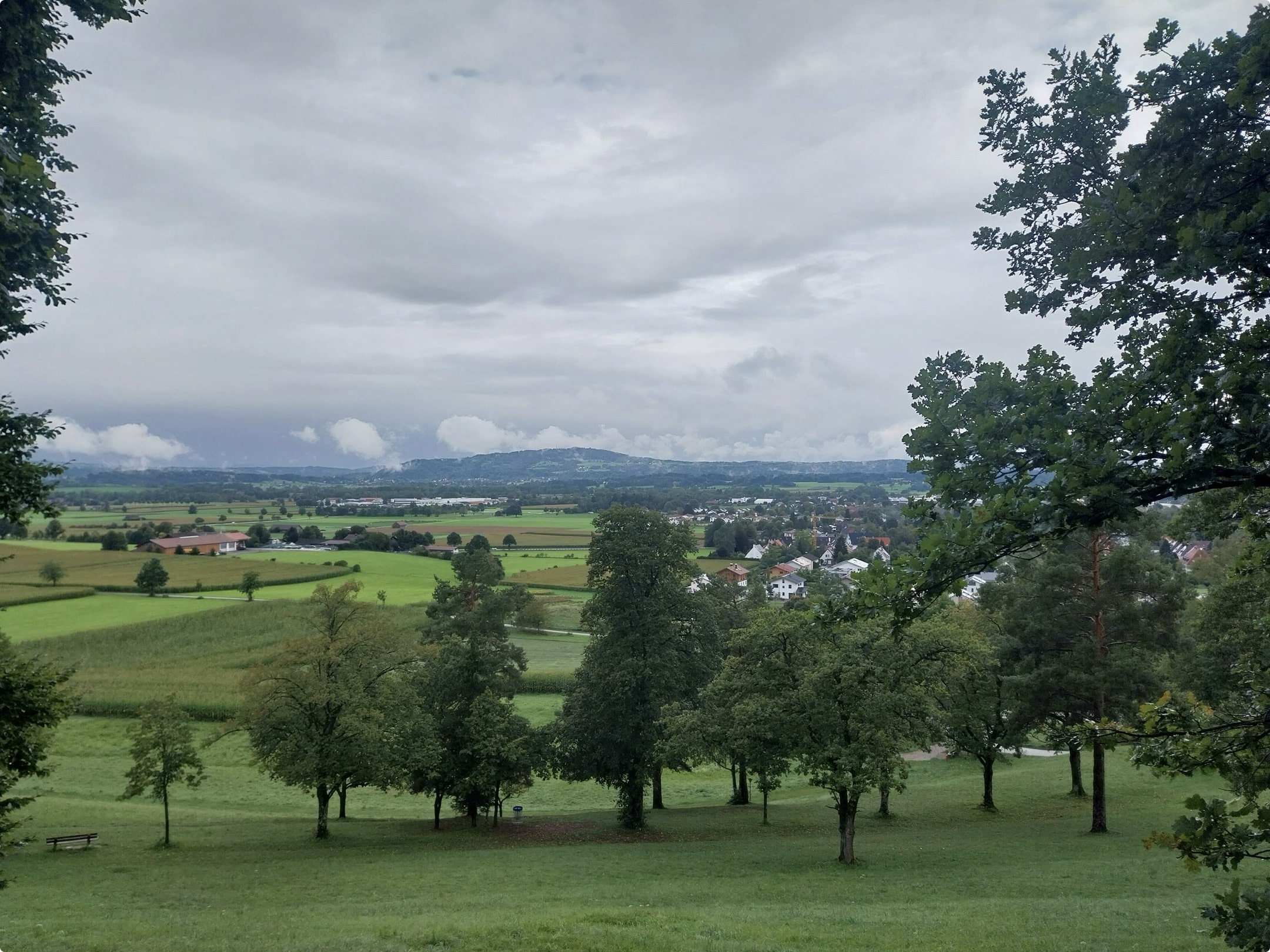 Blick vom Gögerl auf den Hohen Peissenberg mit Regenwolken