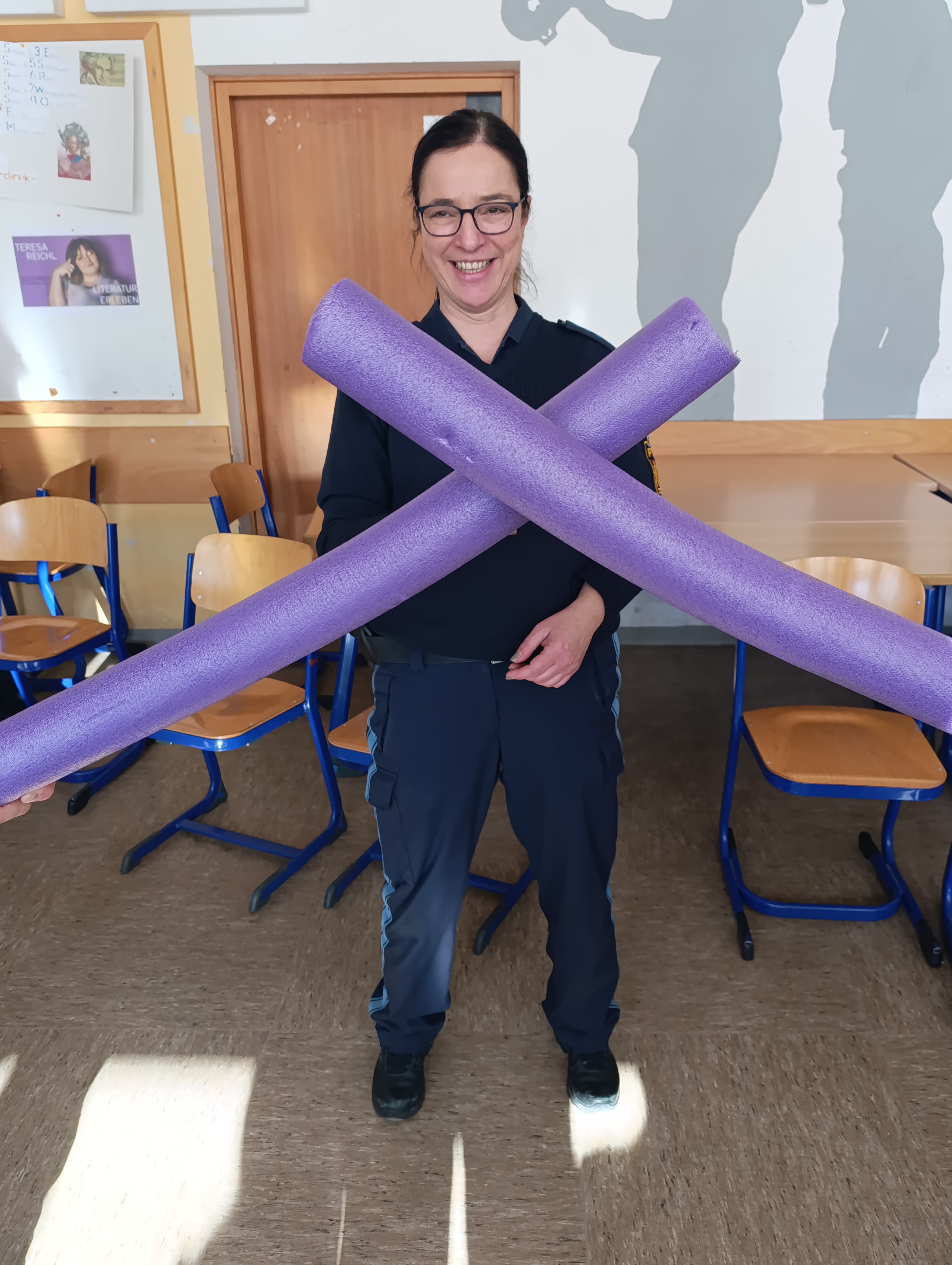 Zu sehen ist Frau Schmid die Polizeiarbeit demonstriert