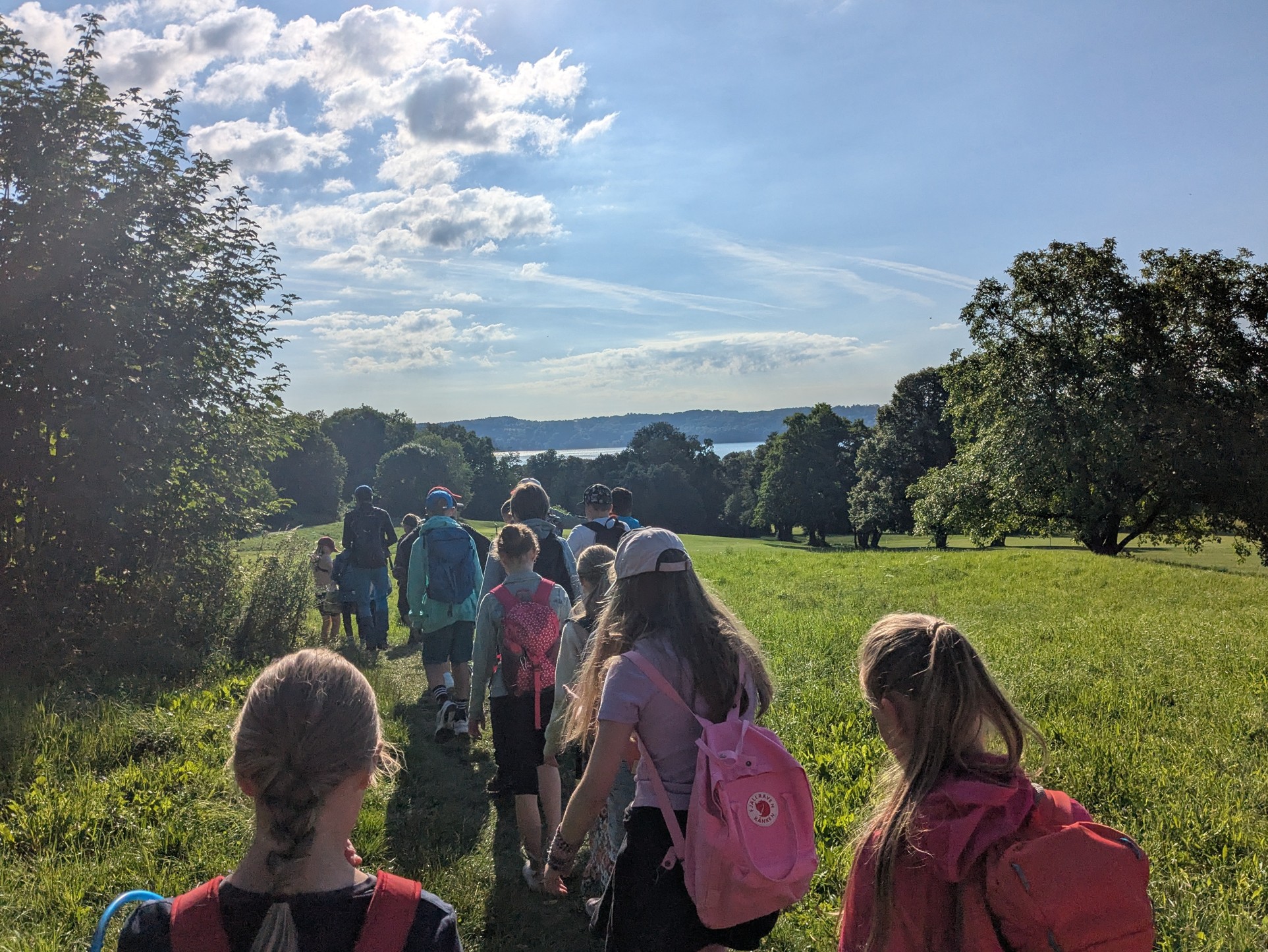 Zu sehen sind Schülerinnen und Schüler der Klasse 5d, die in Feldafing zum Starnberger See laufen. 