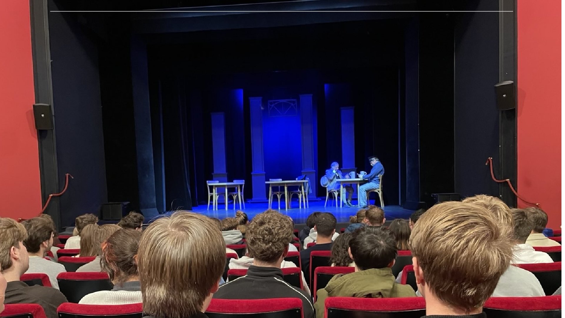 Am 28. Oktober 2025  besuchte die Jahrgangsstufe 13 eine Aufführung im  Stadttheater Weilheim.