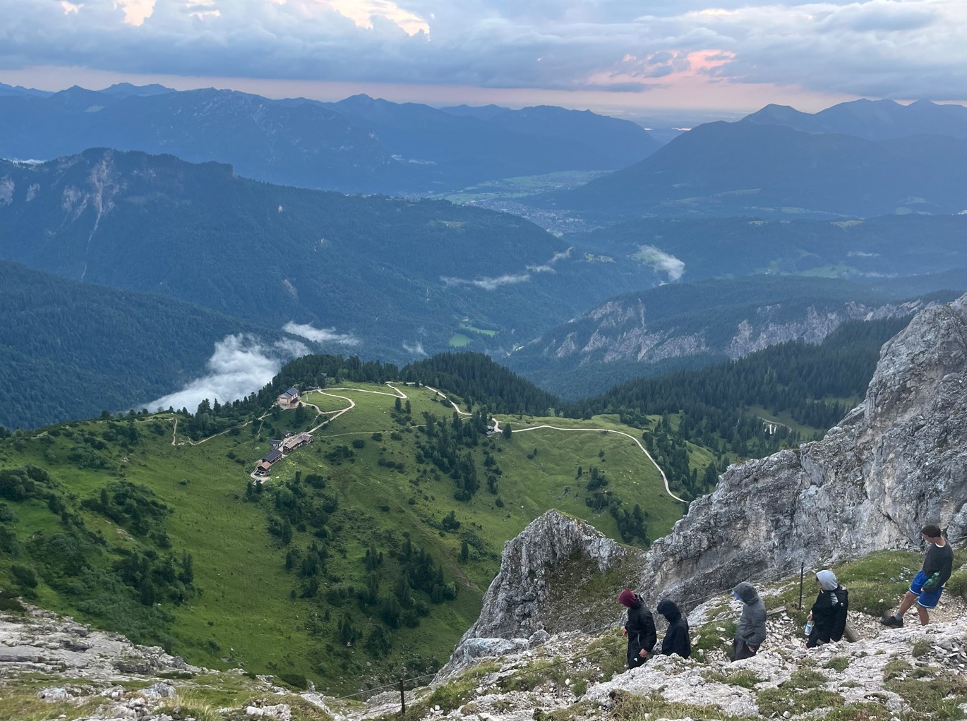 Zu sehen sind Schülerinnen und Schüler beim Wandern in den Alpen.