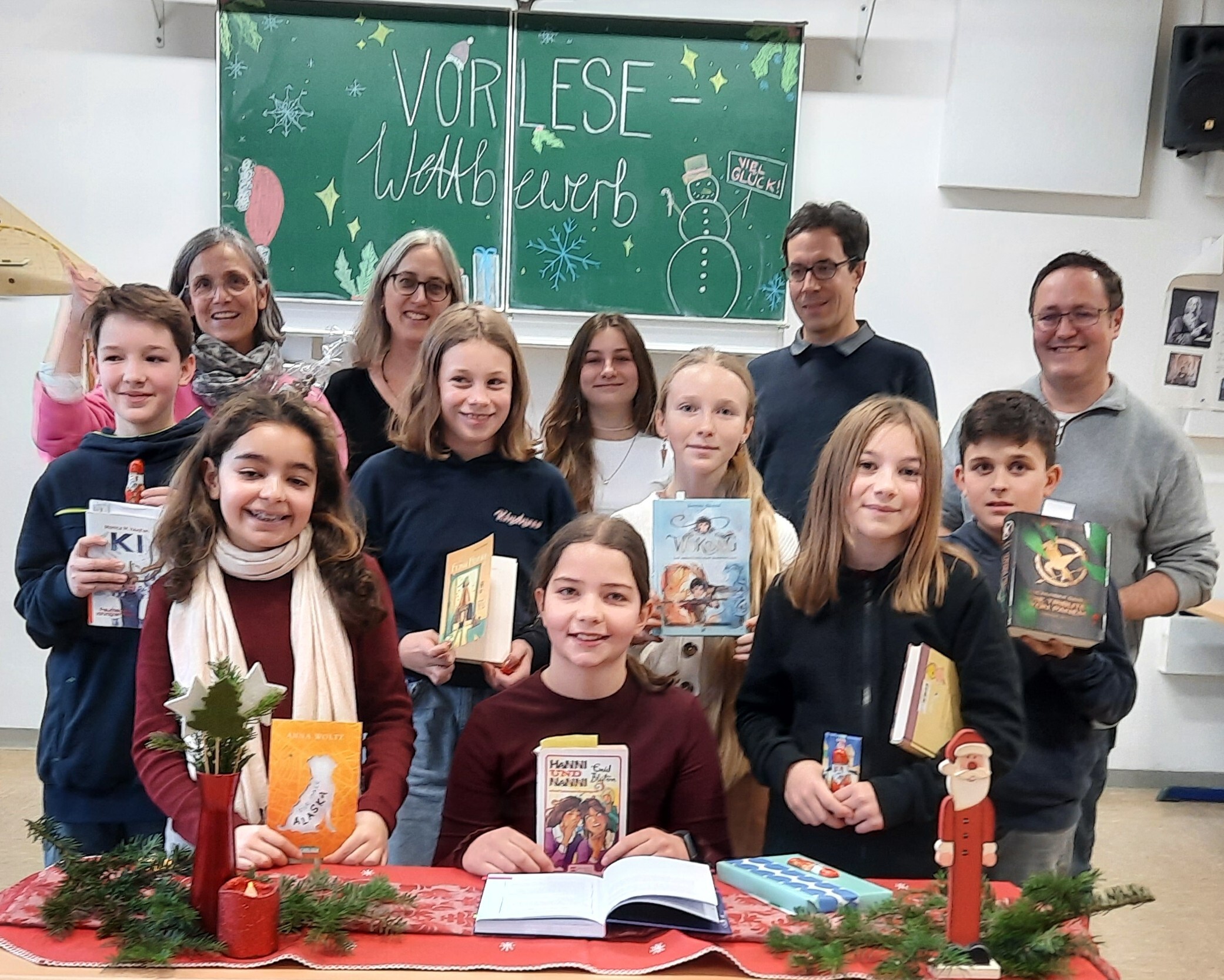 Zu sehen sind Schülerinnen und Schüler die beim Vorlesewettbewerb mitgemacht haben