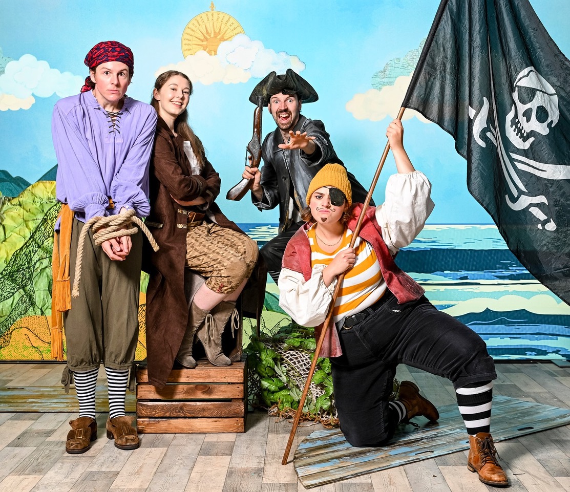 Zu sehen sind vier Schauspielende in Piratenaufmachung