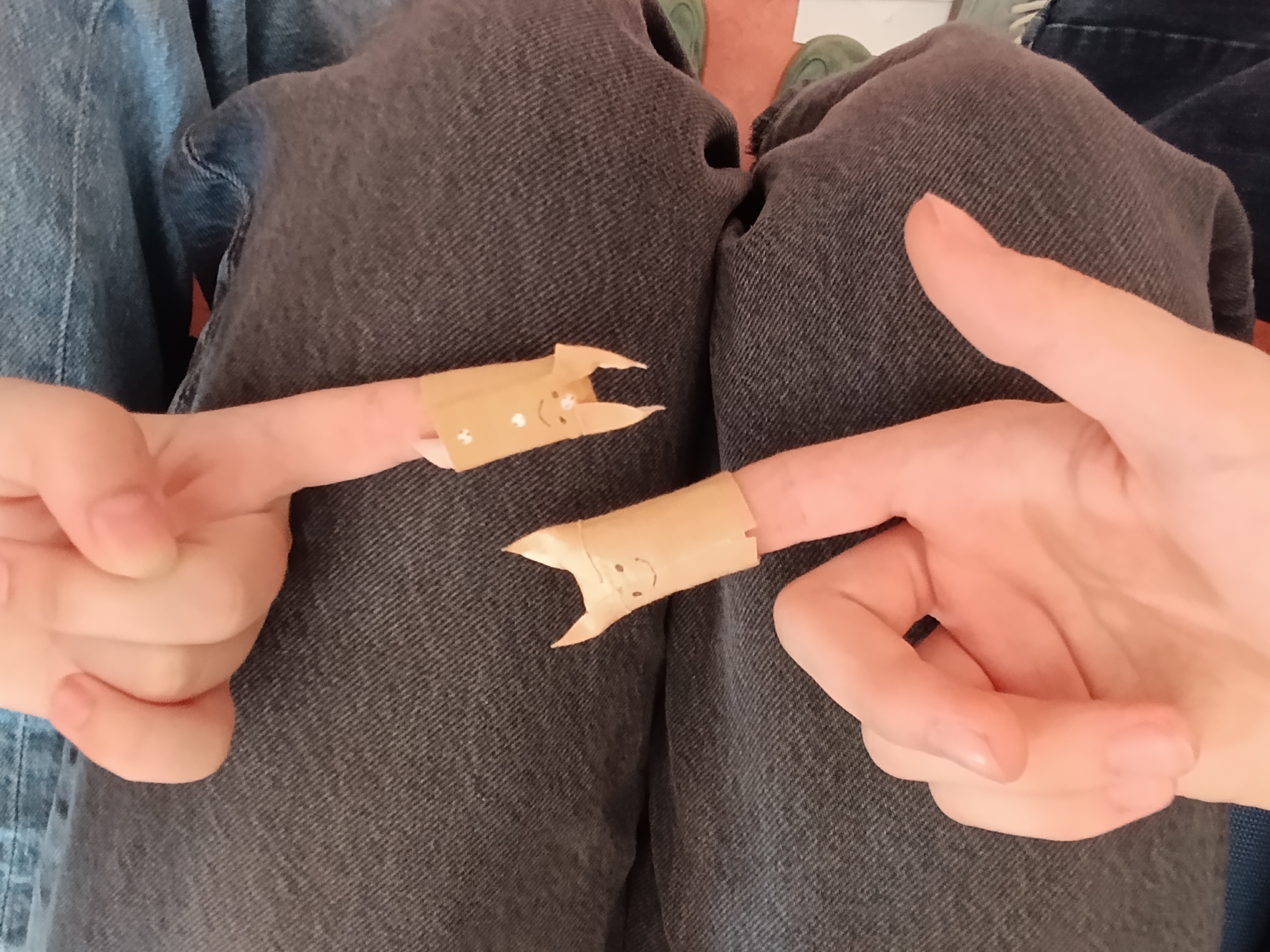 Zwei Finger mit Fingerkuppenpflastern zeigen aufeinander
