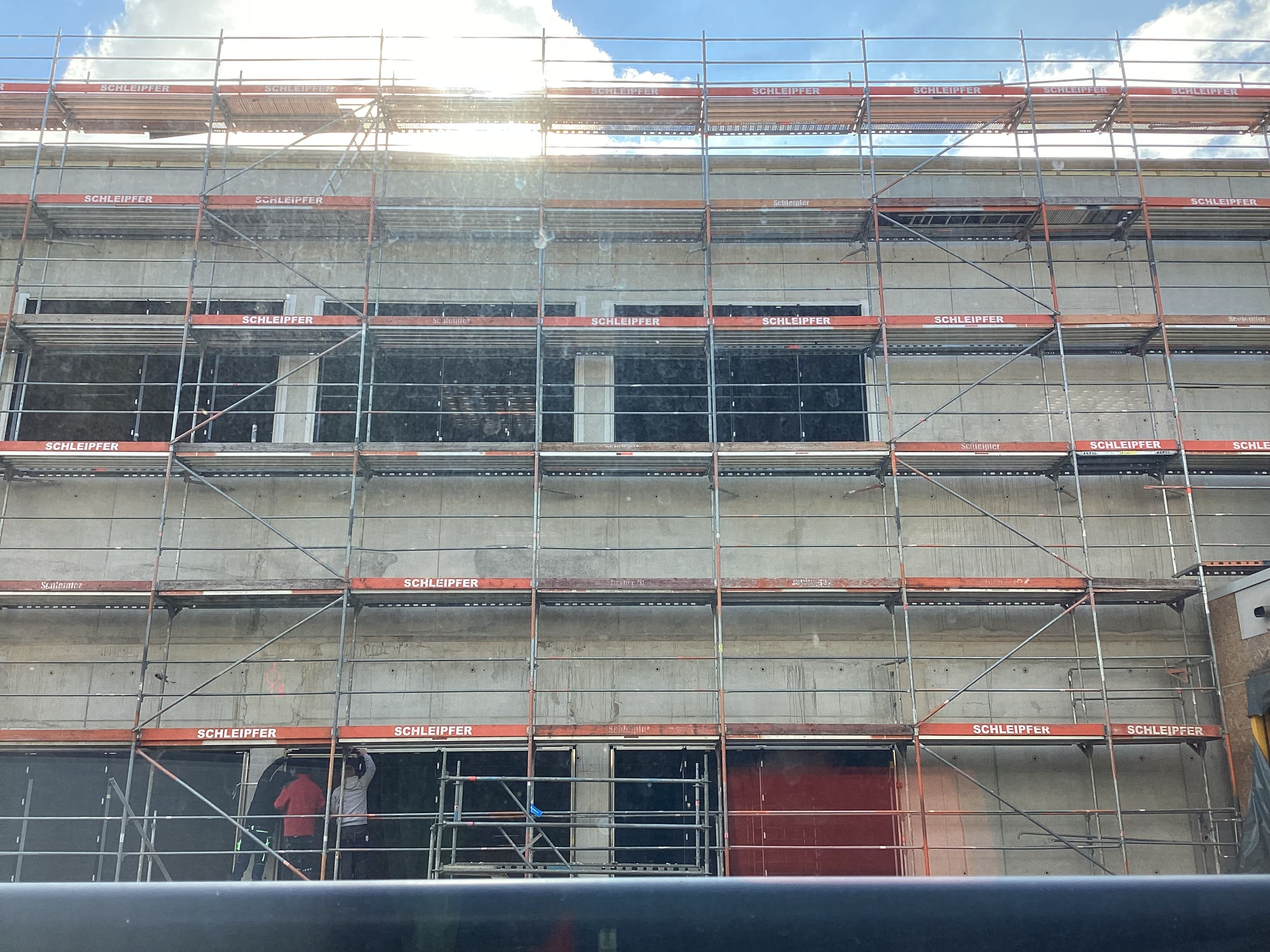 die Sonne geht auf über dem Turnhallenbau