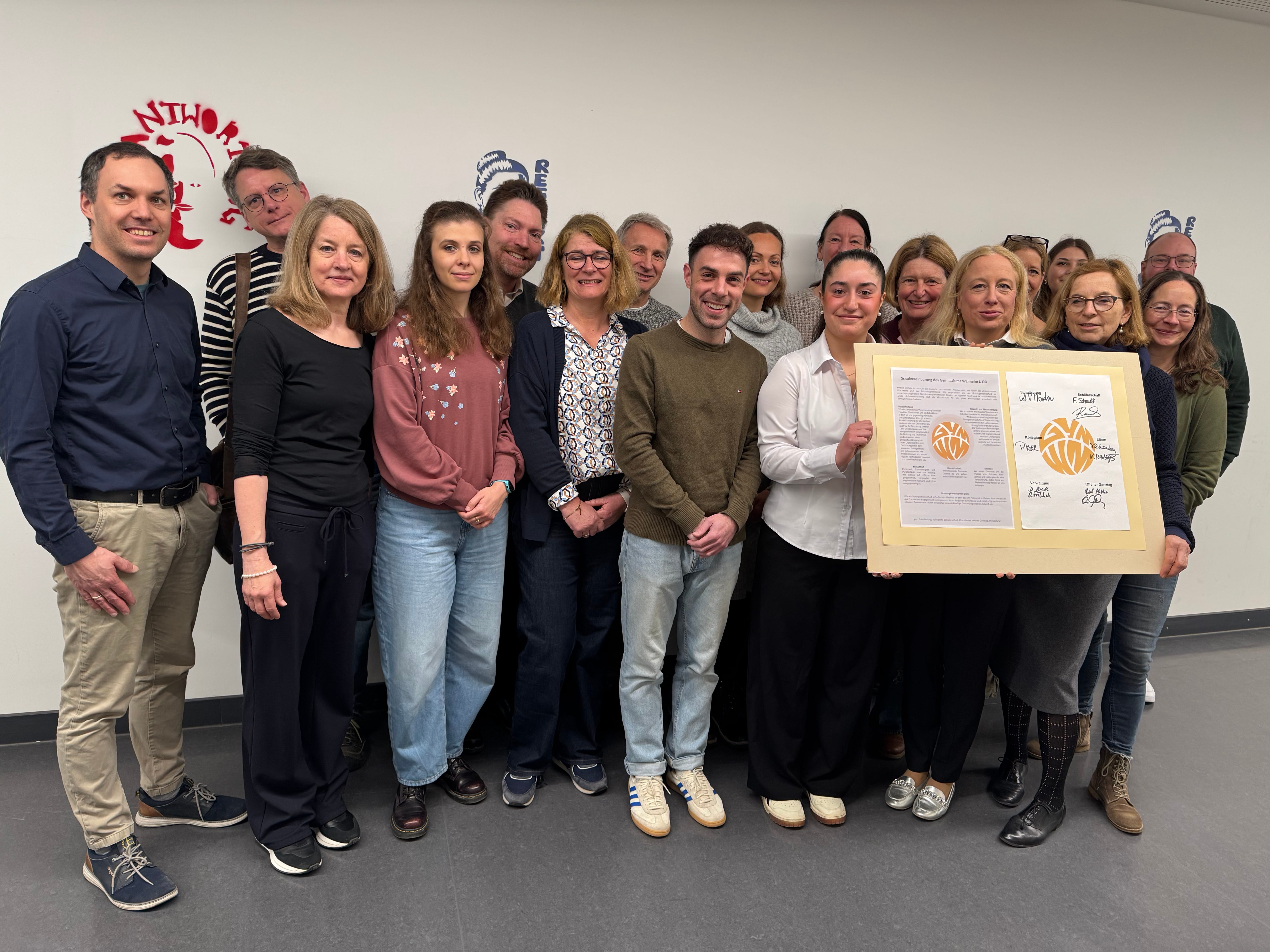 Zu sehen sind die Mitglieder der Schulleitung, der Sch&uuml;lervertretung und des Personalrats bei der Unterzeichnung der Schulvereinbarung