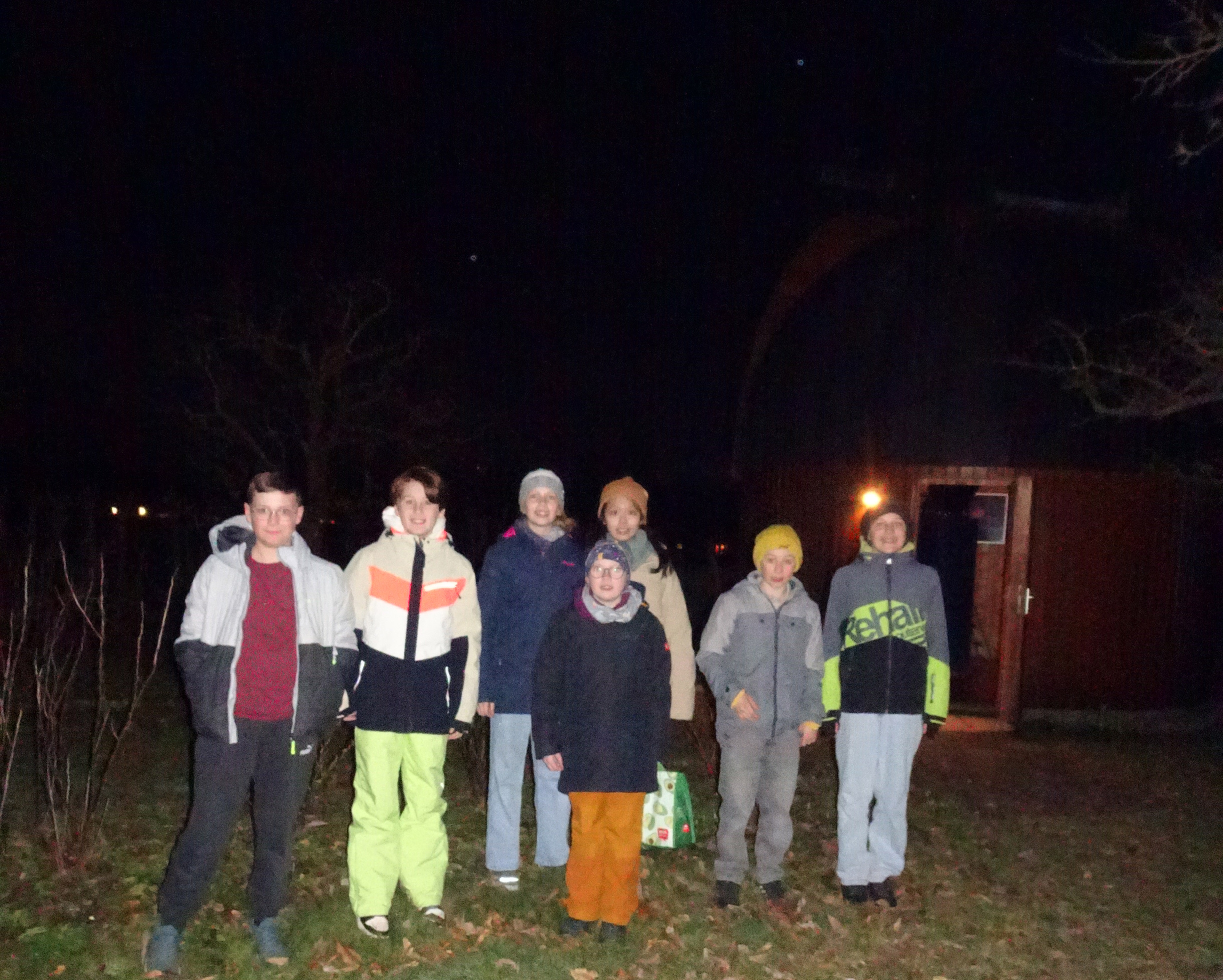 Sch&uuml;lerinnen und Sch&uuml;ler am Observatorium Eberfing