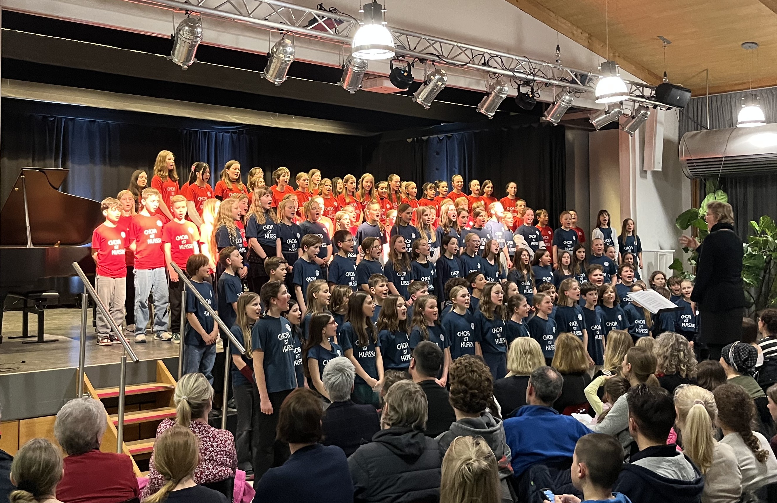 Sch&uuml;ler und Sch&uuml;lerinnen auf der B&uuml;hne