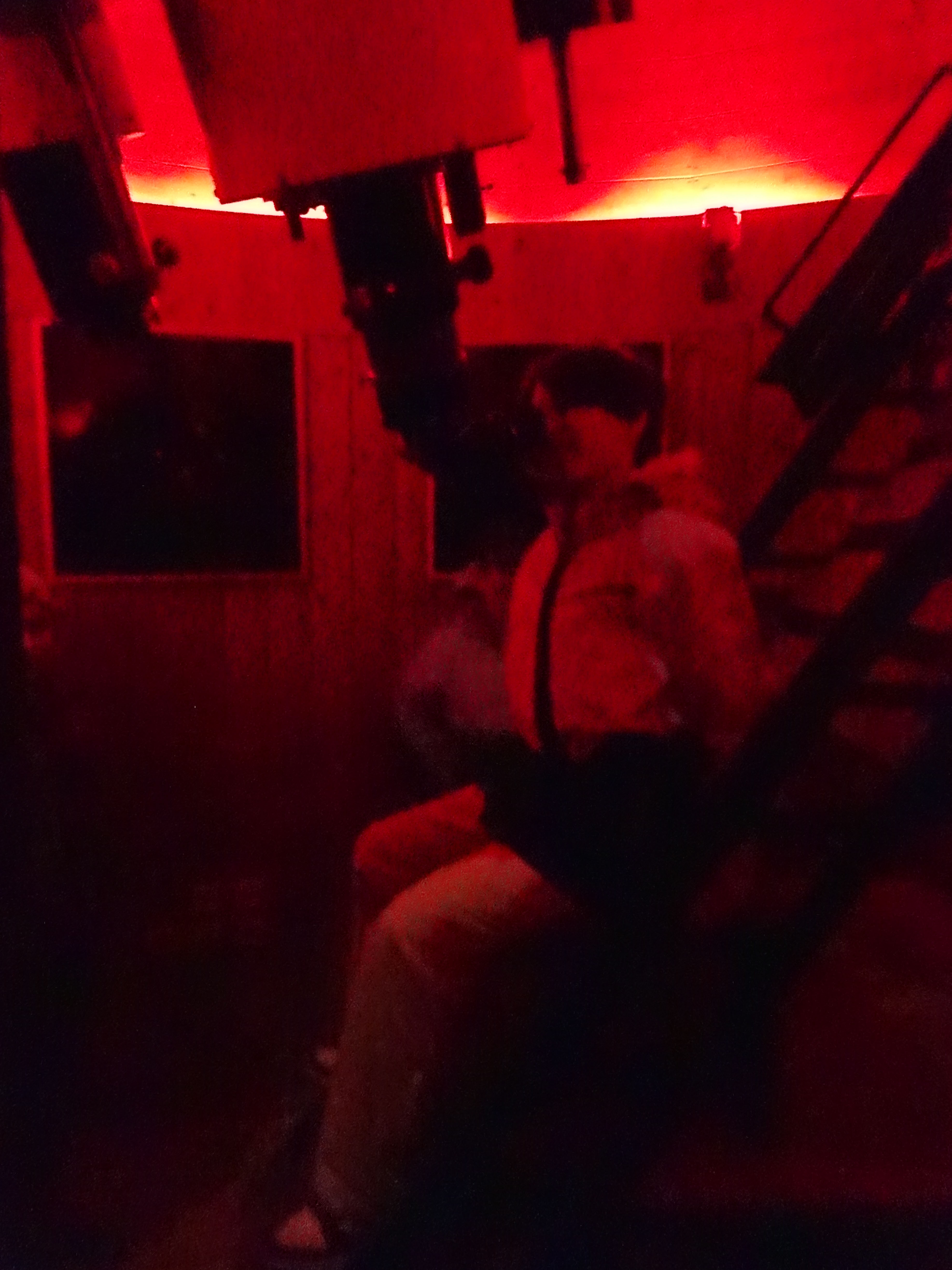 Sch&uuml;lerin blickt durchs Teleskop