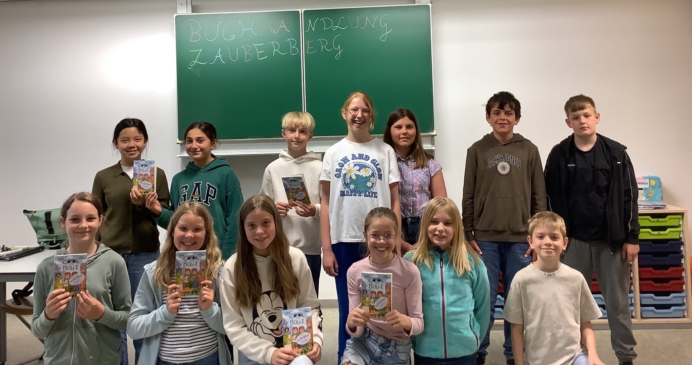 Zu sehen sind Schülerinnen und Schüler der Klasse5D. In der Hand halten sie die Lektüre des Welttag des Buches "Cool wie Bolle".
