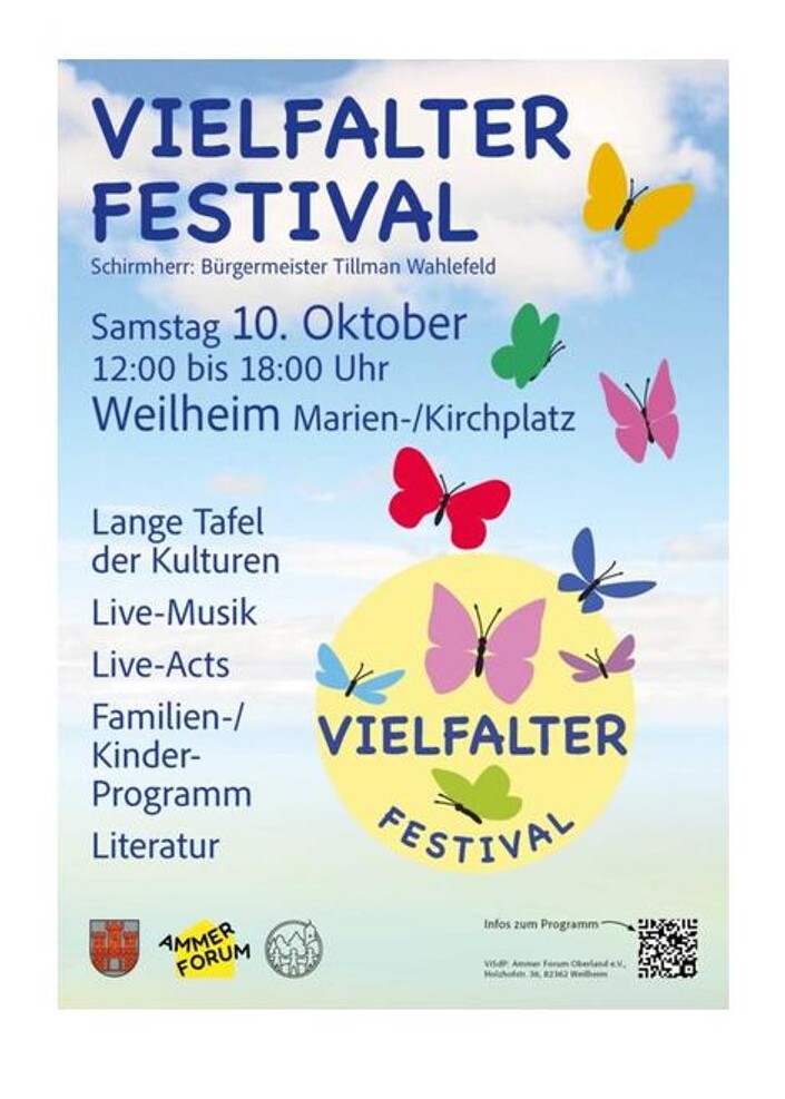 Zu sehen sind Sch&uuml;lerinnen und Sch&uuml;ler der 10. Klasse von hinten beim Eingang zur Kaserne