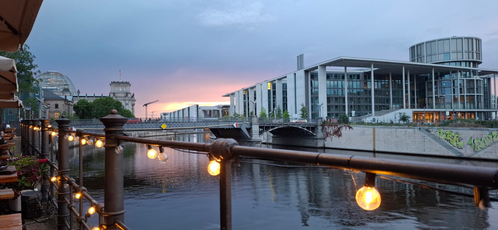 Zu sehen ist Berlin hinter der Spree.