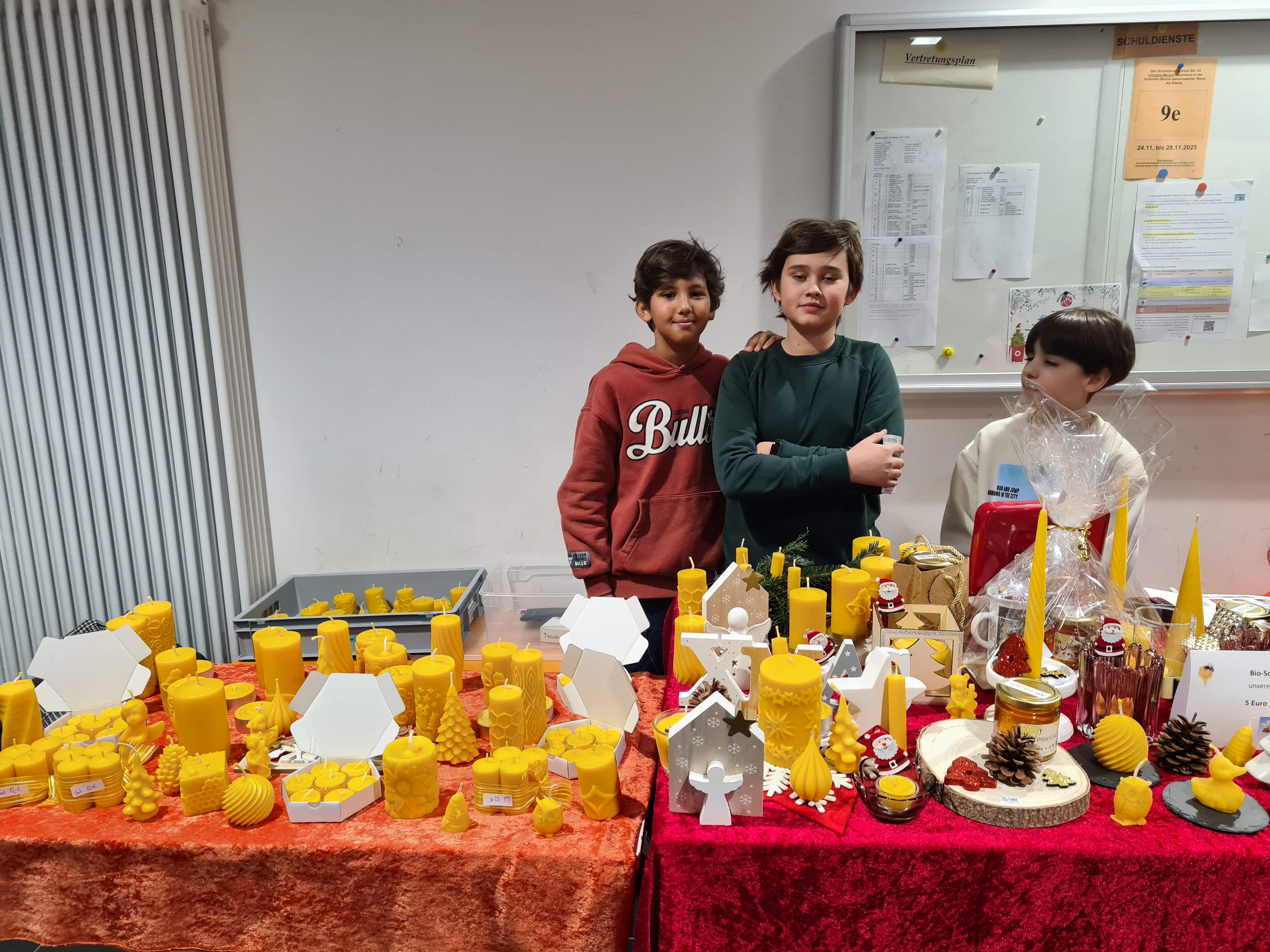 Schulimkerei mit ihren Produkten