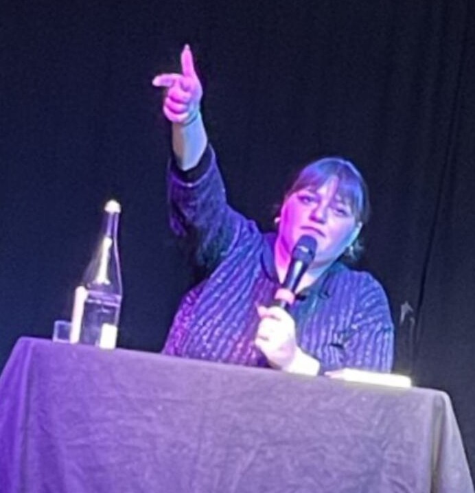 Zu sehen ist die Kabarettistin Teresa Reichl