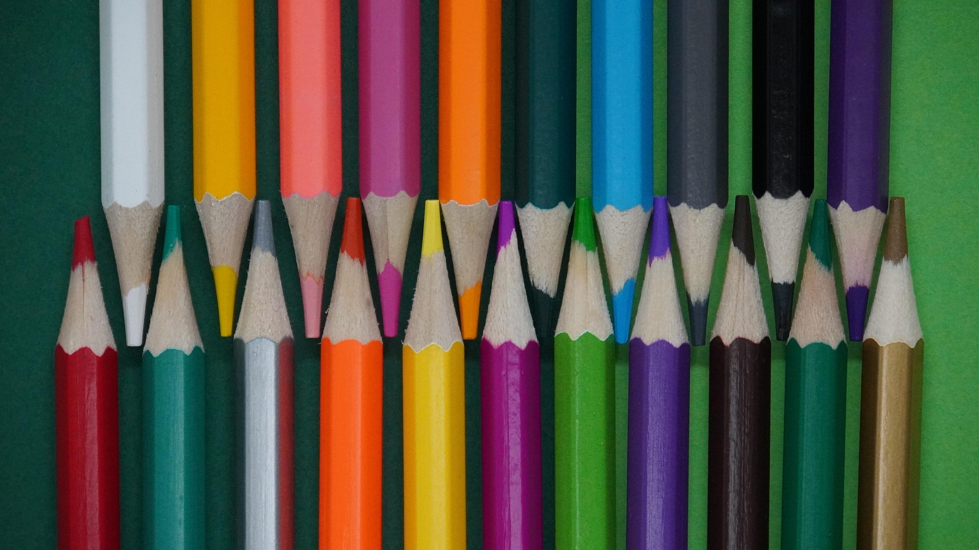 Zu sehen sind viele bunte Stifte