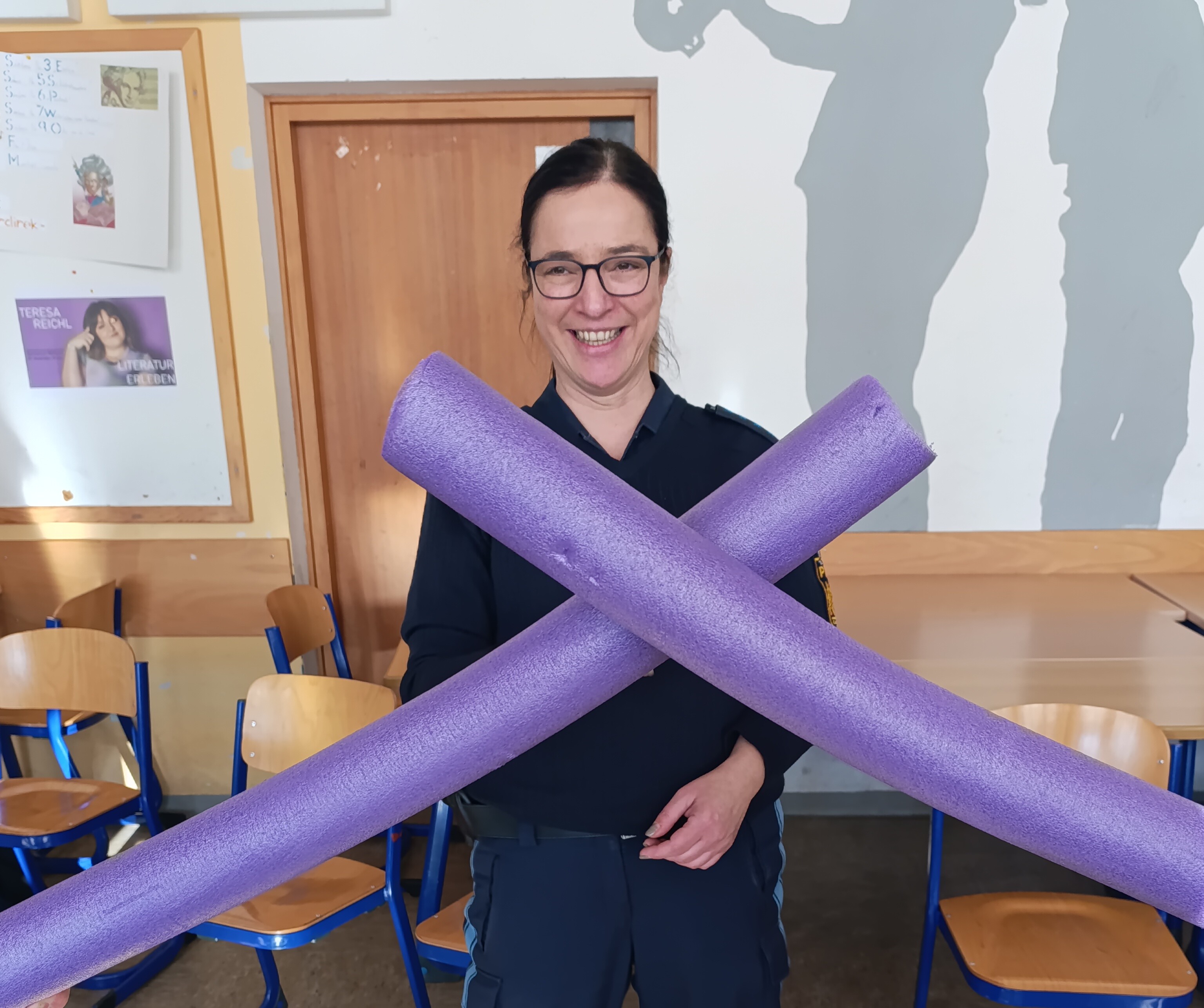 Zu sehen ist Frau Schmid die Polizeiarbeit demonstriert